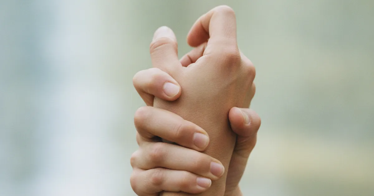Deux mains qui peinent à se déprendre, symbolisant la difficulté de quitter une relation toxique