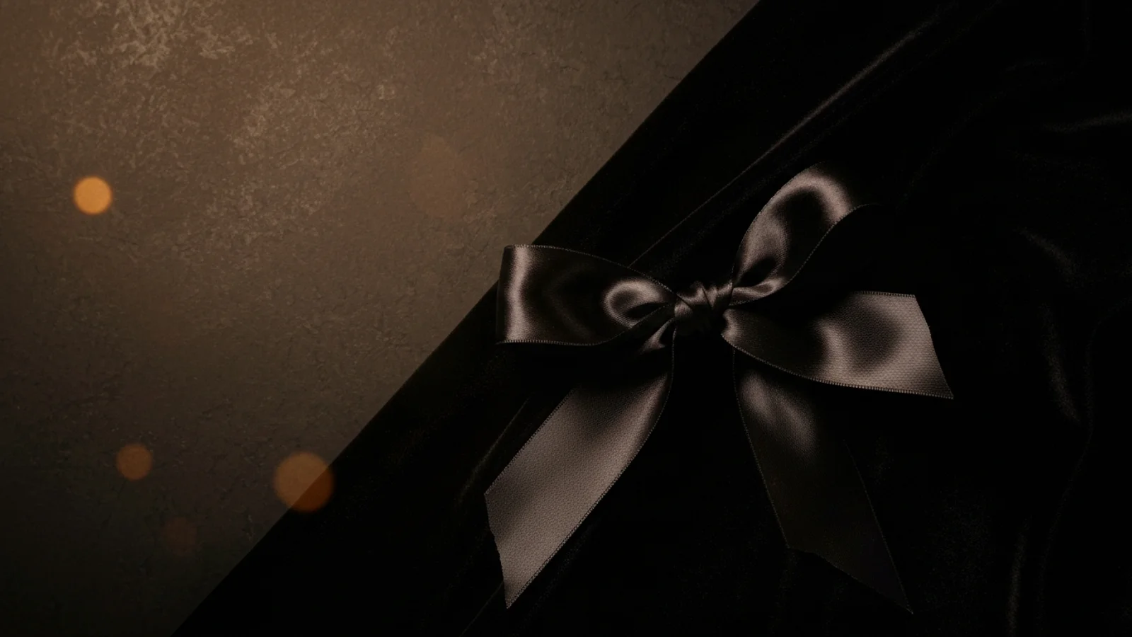 Ruban de satin noir sur velours, ambiance raffinée