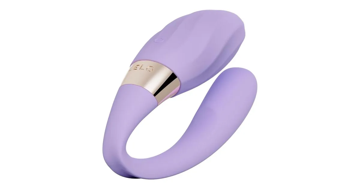 Vibromasseur pour couple LELO Tiani Twist de couleur lavande posé sur une surface douce