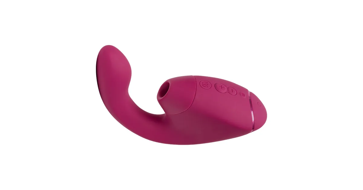 Womanizer NEXT DUO rose foncé, stimulateur clitoridien et vaginal, posé sur une surface douce et éclairée.